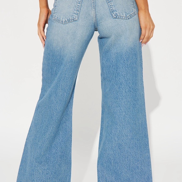 New w/Tags Fashion Nova Keep It Coming Split Hem Jeans - Light Wash Size 9 - Picture 3 of 3